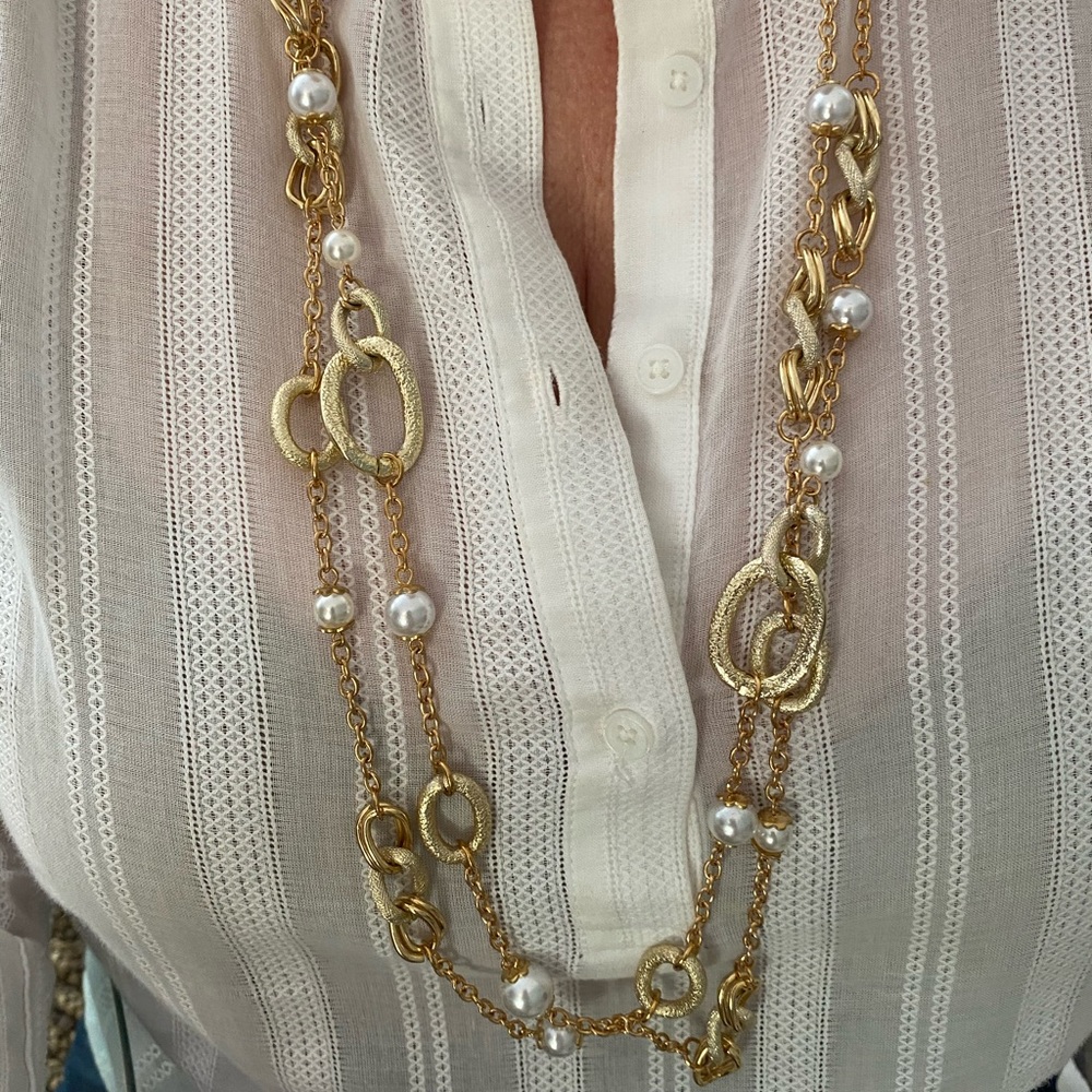 Woman’s long necklace gold/ peral